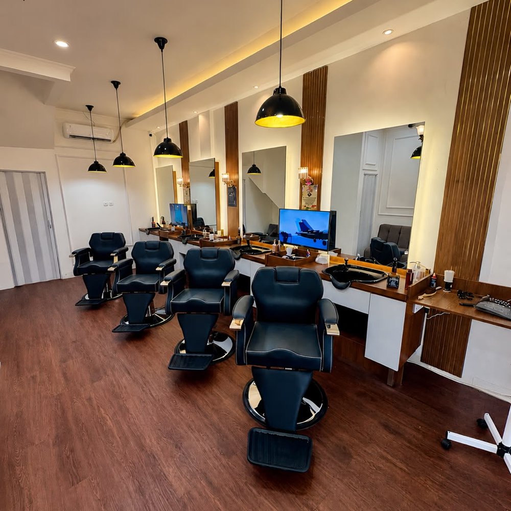 Suasana interior barbershop Haircules